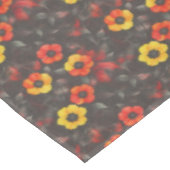 Fiery Blume auf dunklem Hintergrund Tischdecke (Schrägansicht)