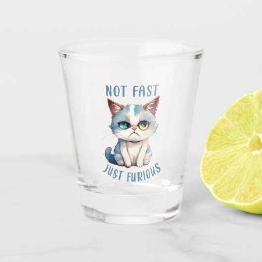 Fiery Feline Spirit - Sassy Angry Cat Design Schnapsglas (Vorderseite)