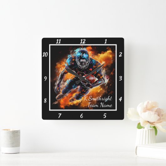 Fiery Football Action  Quadratische Wanduhr (Zuhause)