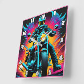 Fiery Motorradfahrer in lebhaftem Sonnenuntergang Quadratische Wanduhr (Winkel)