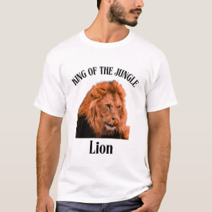 Fiery Orange Lion über tiefschwarzen Hintergrund T-Shirt