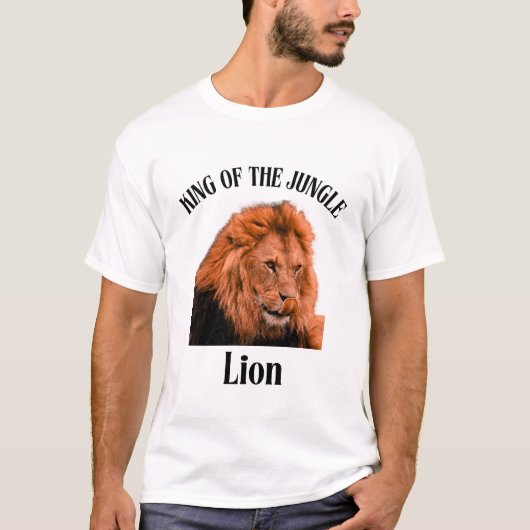 Fiery Orange Lion über tiefschwarzen Hintergrund T-Shirt (Vorderseite)