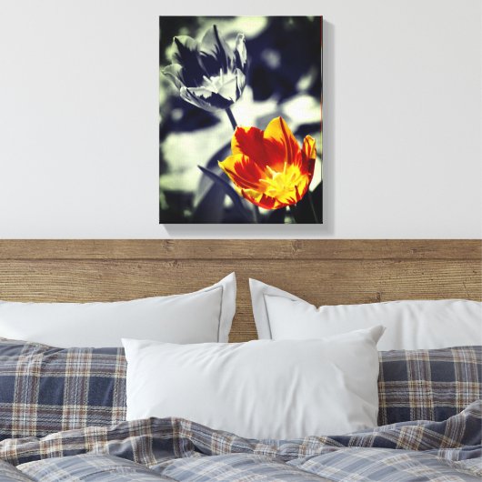 Fiery Tulip Blume Pair Partial Color Leinwanddruck (Insitu (Schlafzimmer))