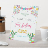 Fiesta Birthday, Begrüßungszeichen Sockelschild (In SItu)