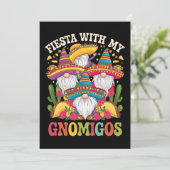 Fiesta mit meinem Gnomigos Gnome Cinco de Mayo Einladung (Stehend Vorderseite)