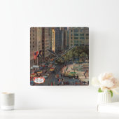 Fifth Avenue von John Falter Quadratische Wanduhr (Zuhause)