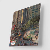 Fifth Avenue von John Falter Quadratische Wanduhr (Winkel)