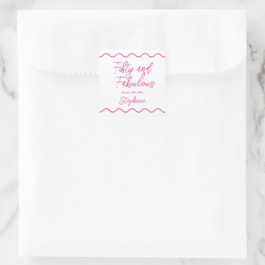 Fifty and Fabulous Pink Script Quadratischer Aufkleber (Tasche)