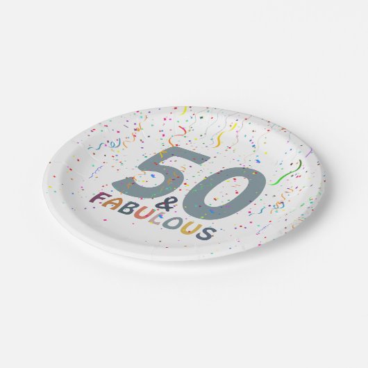 Fifty & Fabulous Fun Confetti Blaue Typografie Pappteller (Schrägansicht)
