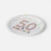 Fifty & Fabulous Fun Confetti Pink Typografie Pappteller (Schrägansicht)