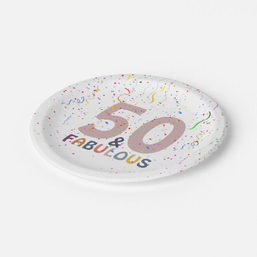 Fifty & Fabulous Fun Confetti Pink Typografie Pappteller (Schrägansicht)