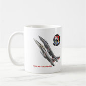 Fighting VF-211 setzt schachmatt Kaffeetasse (Links)