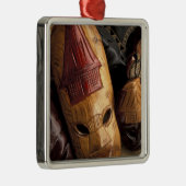 Fiji, Viti Levu Masken auf einem Stadtmarkt. Silbernes Ornament (Rechts)