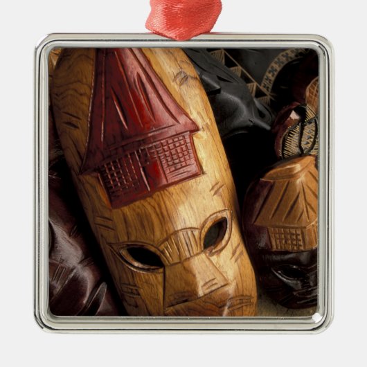 Fiji, Viti Levu Masken auf einem Stadtmarkt. Silbernes Ornament (Vorne)