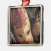 Fiji, Viti Levu Masken auf einem Stadtmarkt. Silbernes Ornament (Links)