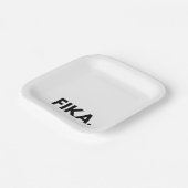 Fika Bold Black and White Sans Serif Pappteller (Gewinkelt)