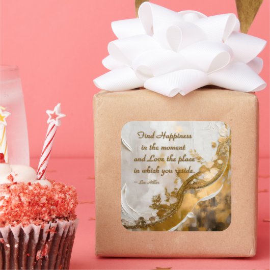 Finde Glück im Moment... Lee Hiller Quote Quadratischer Aufkleber (Party)