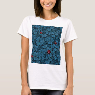 Finden Sie das glückliche Klee in blau und rot T-Shirt