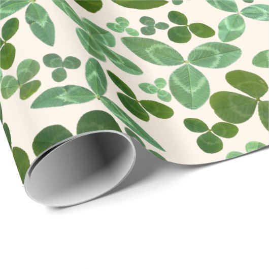 Finden Sie die vierblättrigen Kleeblatts - St. Pat Geschenkpapier (Rolleneckpunkt)