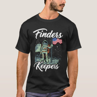 Finder hält das Geschenk des US-Astronauten Moon T-Shirt
