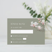 Fine Art Sage Green Magnolia Flowers Wedding RSVP Karte (Stehend Vorderseite)