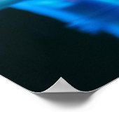 Finger, der ein Schachstück auf Schachbrett kippt Poster (Ecke)