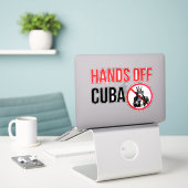 Finger weg von Kuba Aufkleber (Laptop auf Schreibtisch)