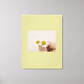 “Fingertip Daisy – Gentle Nature Wall Art” Leinwanddruck (Vorderseite)