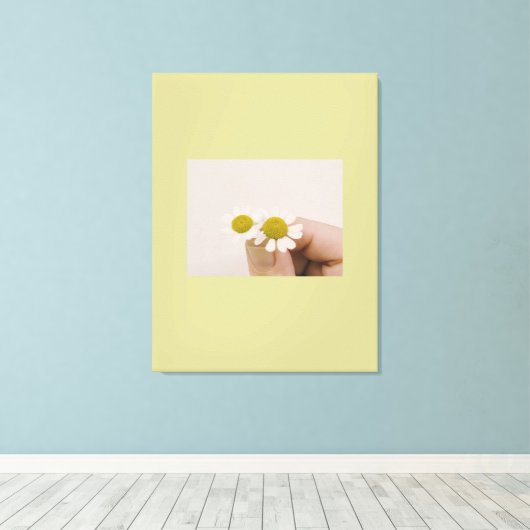 “Fingertip Daisy – Gentle Nature Wall Art” Leinwanddruck (Insitu (Holzboden))