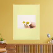 “Fingertip Daisy – Gentle Nature Wall Art” Leinwanddruck (Insitu (Wohnzimmer))