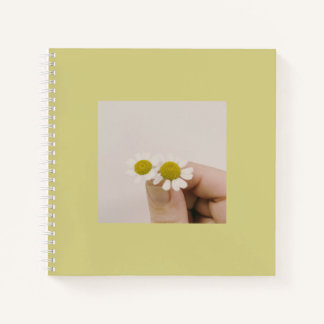 Fingertip Daisy – Soft Aesthetic Spiral Notebook Notizblock