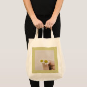 “Fingertip Daisy – Soft Botanical Tote Bag” Tragetasche (Vorderseite (Produkt))