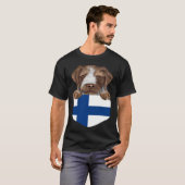 Finland Flag German Wirehaired Pointer Dog In Pock T-Shirt (Vorne ganz)