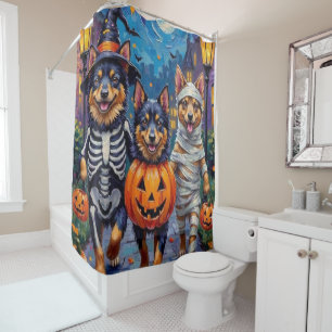 Finnische Lapphund-Hunde beim Halloween-Süßigkeite Duschvorhang
