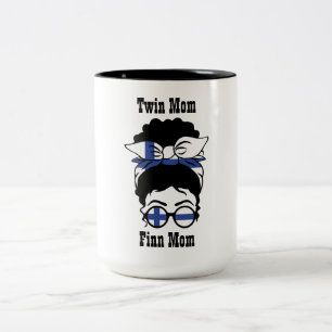 Finnische Twin-Mama mit Messy Bun Zweifarbige Tasse