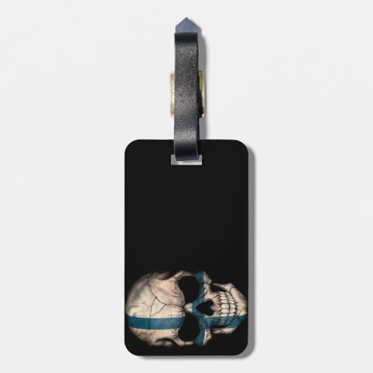 Finnischer Flaggen-Schädel auf Schwarzem Gepäckanhänger (Rückseite vertikal)