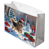 Finnischer Lapphund Running Snow mit Weihnachtshut Große Geschenktüte (Rückseite Schrägansicht)
