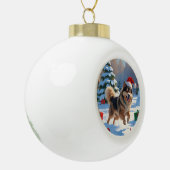 Finnischer Lapphund Running Snow mit Weihnachtshut Keramik Kugel-Ornament (Links)