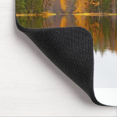 Finnischer See mit Spiegelbild in der Herbstsaison Mousepad (Ecke)