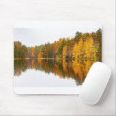Finnischer See mit Spiegelbild in der Herbstsaison Mousepad (Mit Mouse)