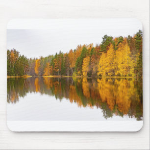 Finnischer See mit Spiegelbild in der Herbstsaison Mousepad