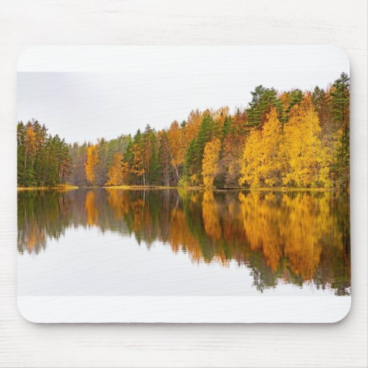 Finnischer See mit Spiegelbild in der Herbstsaison Mousepad (Vorne)