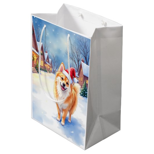 Finnish Lapphund Snowy Village Santa Hat Christmas Mittlere Geschenktüte (Rückseite Schrägansicht)