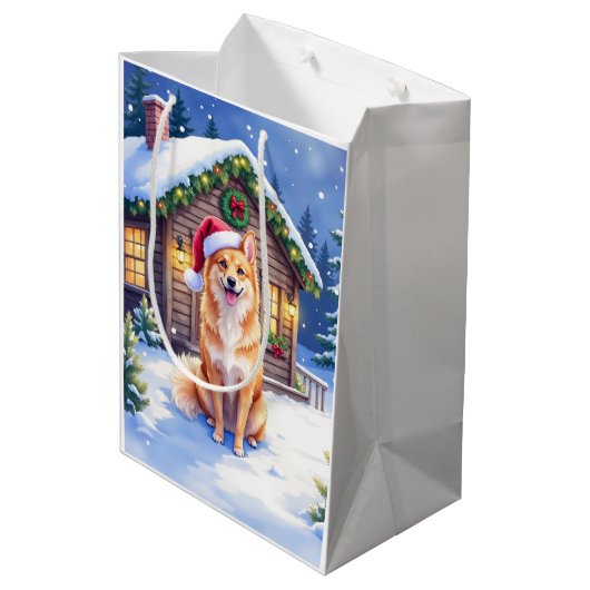 Finnish Spitz Snowy Cabin Santa Hat Christmas Art Mittlere Geschenktüte (Rückseite Schrägansicht)