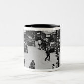 Finsbury Park Station, c.1923 Zweifarbige Tasse (Mittel)