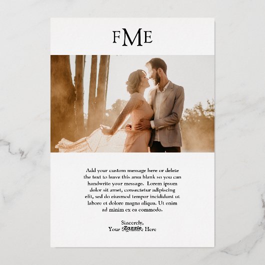 Fiona Bold Monogram Modern Wedding Folieneinladung (Rückseite)