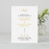 Fiona Bold Monogram Modern Wedding Folieneinladung (Stehend vorne)
