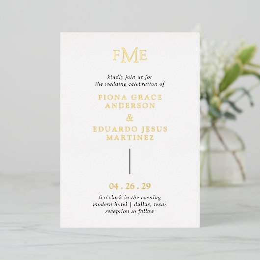 Fiona Bold Monogram Modern Wedding Folieneinladung (Stehend vorne)