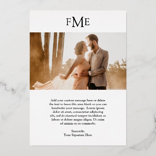 Fiona Bold Monogram Modern Wedding Folieneinladung (Rückseite)