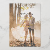 Fiona Foto Bold Monogram Modern Wedding Folieneinladung (Vorderseite)